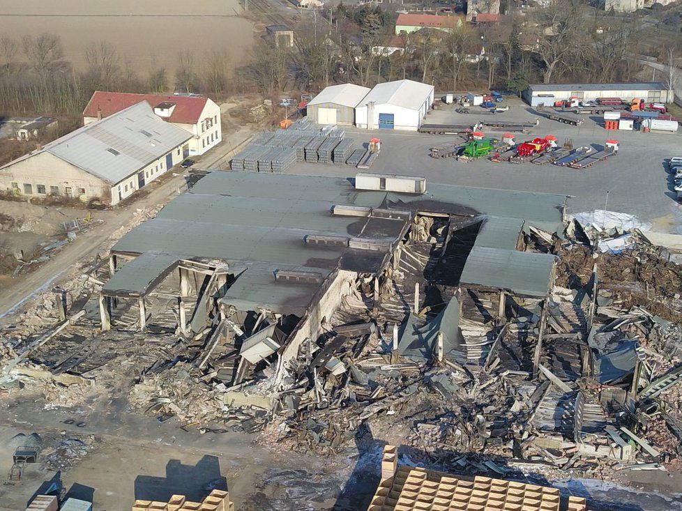 Příčina rozsáhlého požáru haly v Mochově u Prahy bude známá za několik týdnů.