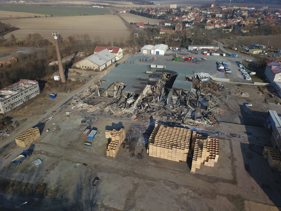 Příčina rozsáhlého požáru haly v Mochově u Prahy bude známá za několik týdnů.