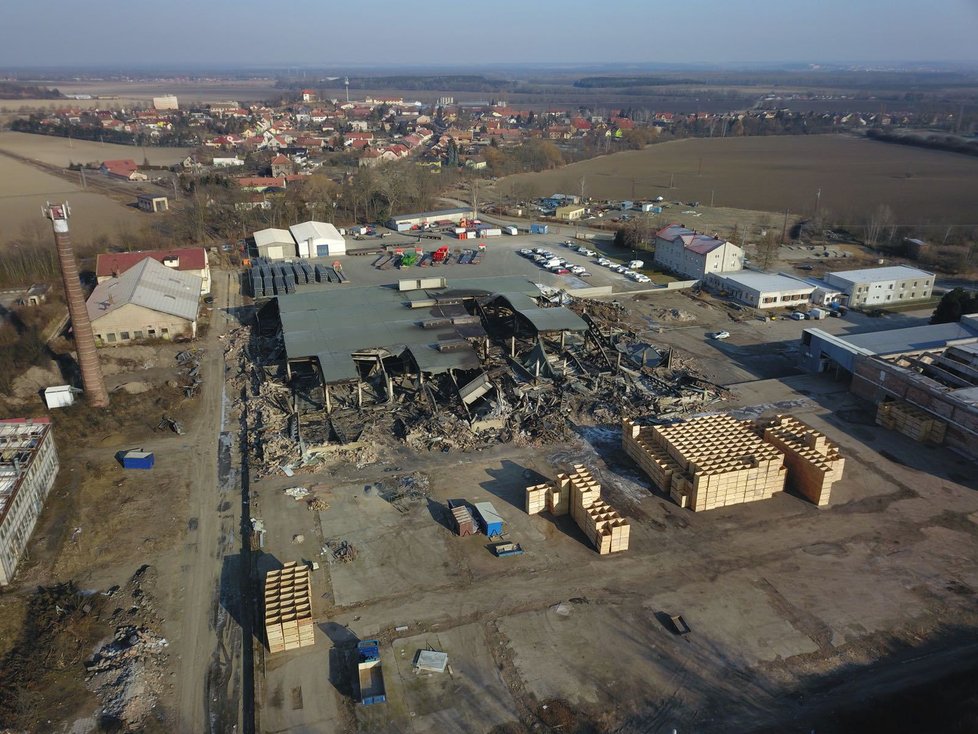 Příčina rozsáhlého požáru haly v Mochově u Prahy bude známá za několik týdnů.