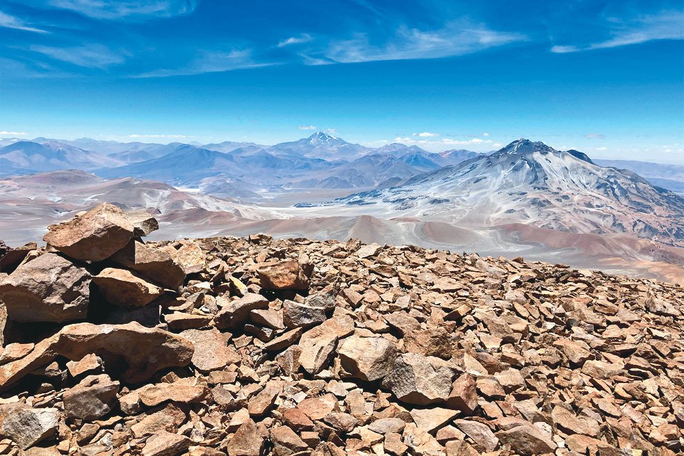 Výhled z vrcholu vulkánu Salín, kde byly nalezeny některé mumie myší