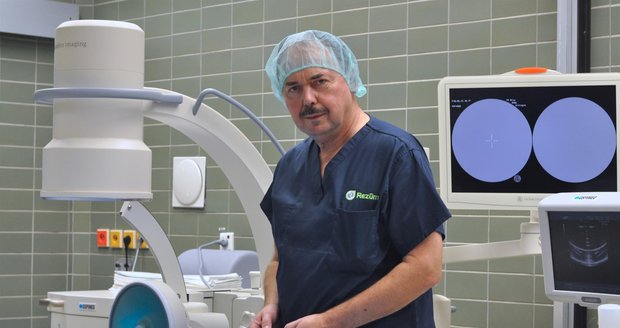 Metodu litotrypse zavedl na Urologické klinice Fakultní nemocnice Brno její současný přednosta prof. MUDr. Dalibor Pacík.