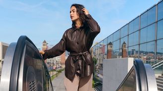 Oversized bundám odzvonilo. Letšnímu podzimu vládne zvýrazněný pas Oversized bundám odzvonilo. Letšnímu podzimu vládne zvýrazněný pas
