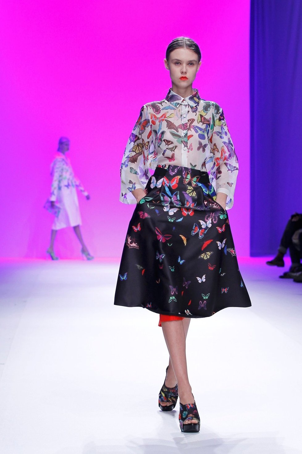 Jihokorejský návrhář Lie Sang Bong představil na pařížském Týdnu módy svou kolekci pro jaro a léto 2013. Oživil tradiční vzor pepita a přidal modely s motýlím potiskem a ozdobami. A nezapomněl, že na jaře a v létě také prší.