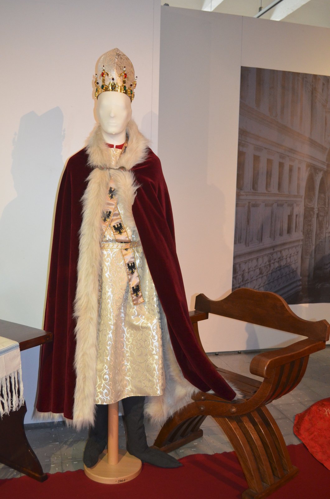 Císařský ceremoniální oděv podle vyobrazení Karla IV. z roku 1371. Skládá se z pláště, dalmatiky – tuniky, štóly s orlicemi, cingula – opasku, mitry a koruny.