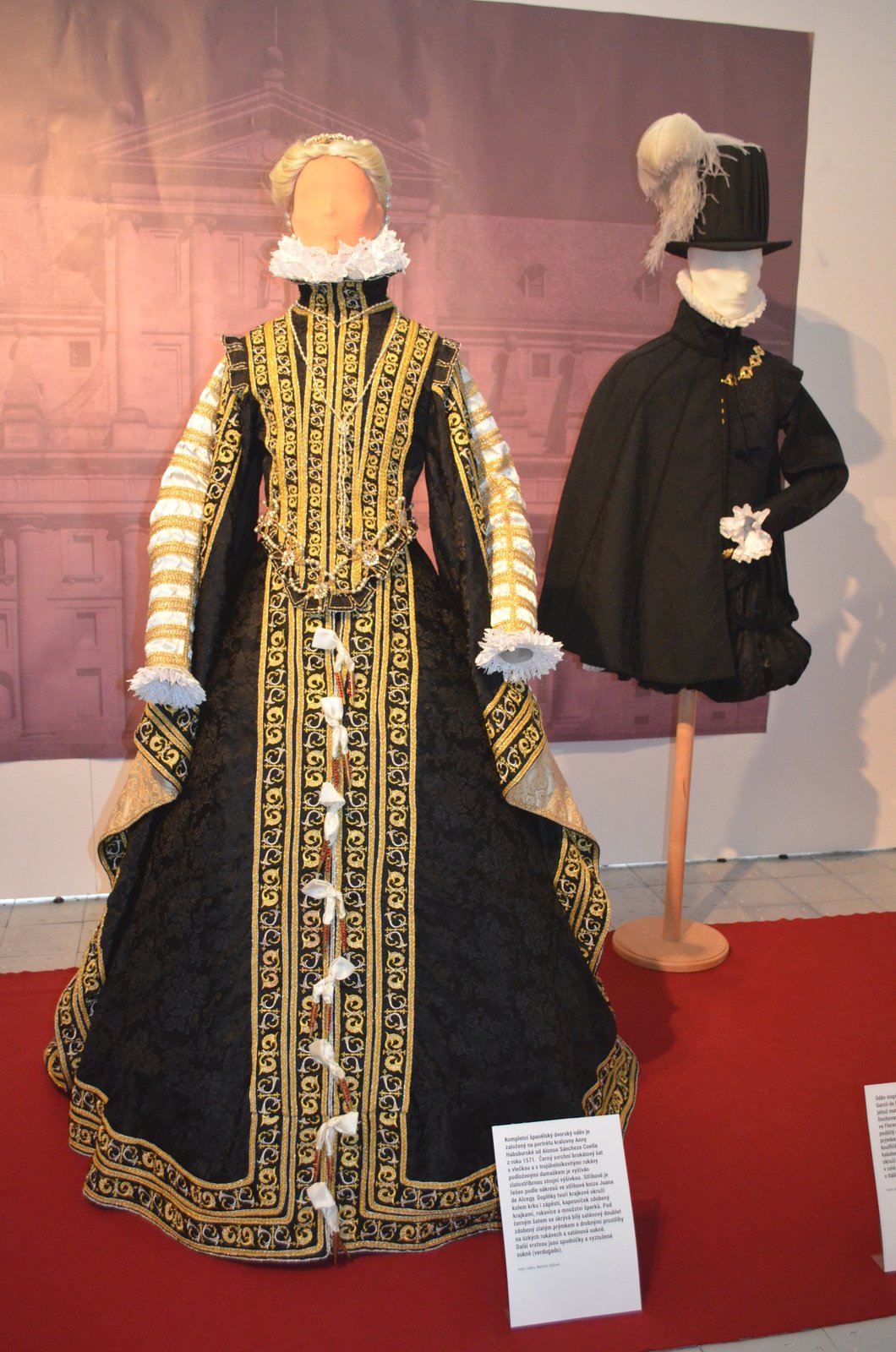 V expozici je i unikátní dvorský oděv královny Anny Habsburské z roku 1571.  Černý brokátový šat s vlečkou a trojúhelníkovými rukávy podloženými damaškem je ozdoben zlatostříbrnou strojní výšivkou.