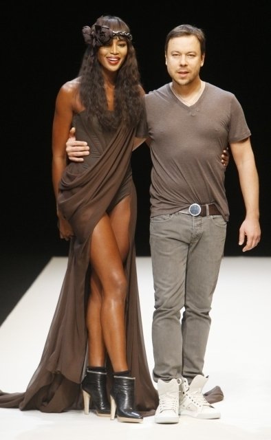 Ruský módní návrhář Igor Chapurin s britskou modelkou Naomi Campbell