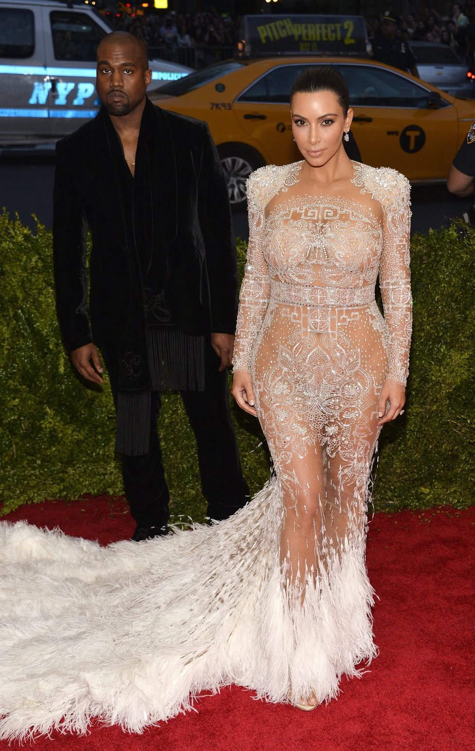 Kim Kardashian oblékla podobný model jako Beyonce. Tento měl na svědomí Roberto Cavalli.