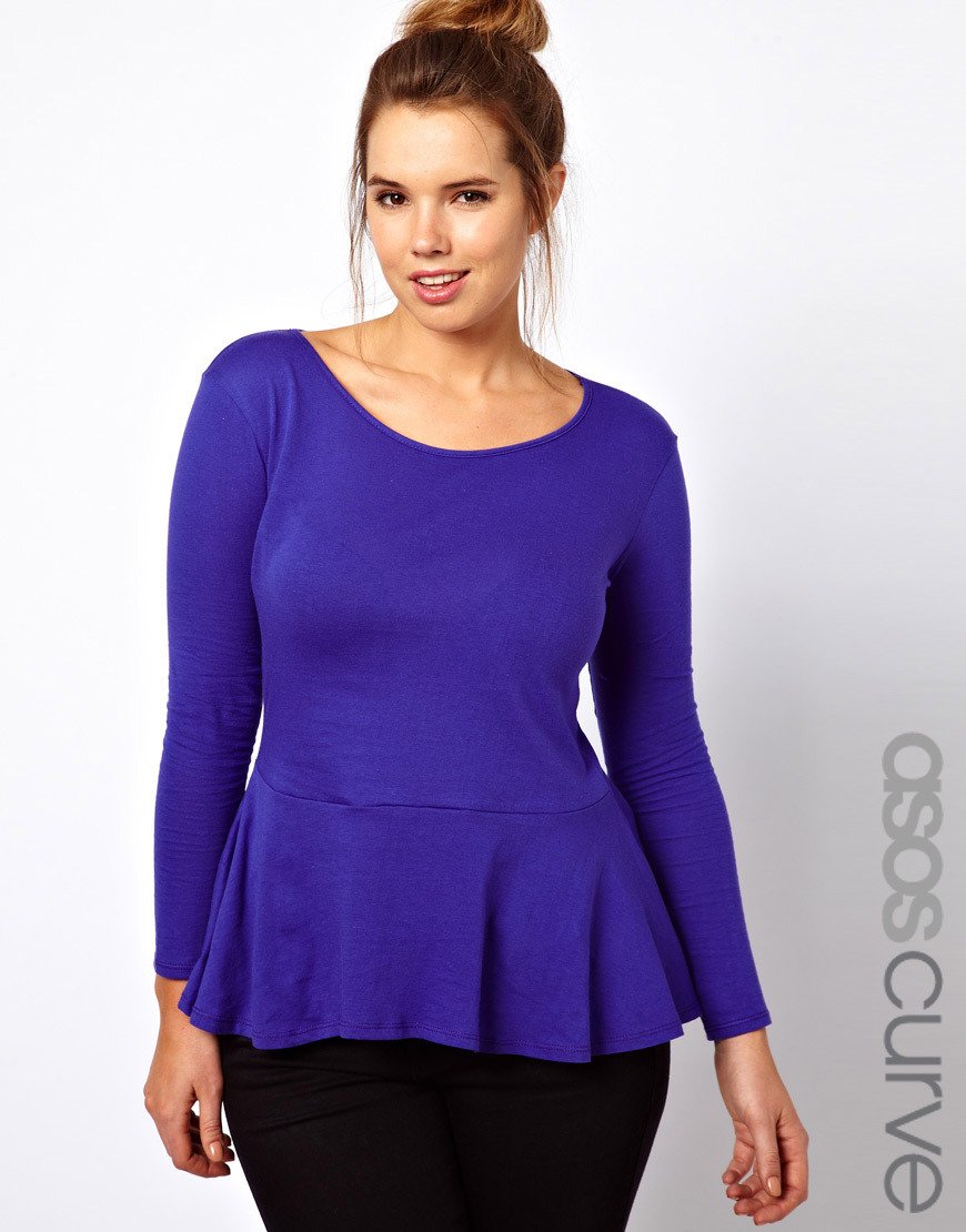 Top, Asos Curve, www.asos.com, cca. 680 Kč.