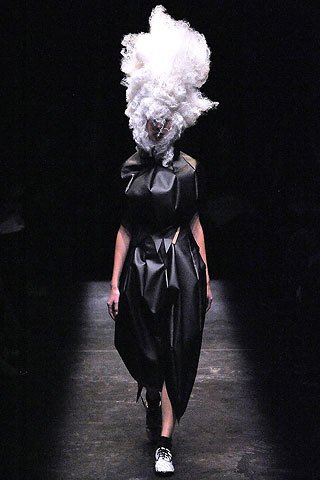 Rei Kawakubo ve své noir kolekci, která nadchla například zpěvačku Lady Gaga, vyslala na molo modelky v pánských lakýrkách doplněných ponožky pod kotník. Reakce na padesátá léta a styl Franka Sinatry.