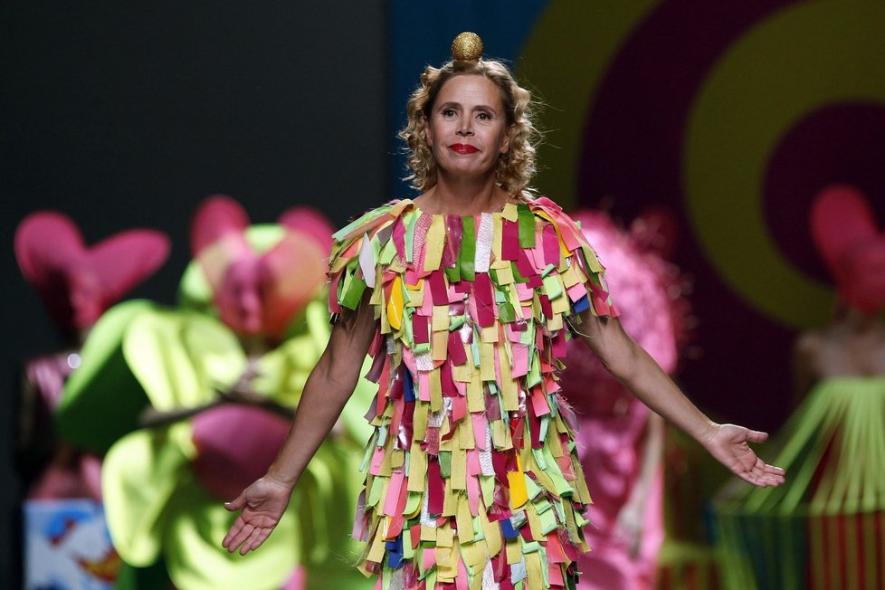 Módní návrhářka Agatha Ruiz De La Prada představila na Mercedes Benz Fashion Weeku v Madridu svou kolekci  na jaro léto 2013 s názvem &#34;AGATHA vs AGATHA&#34;.