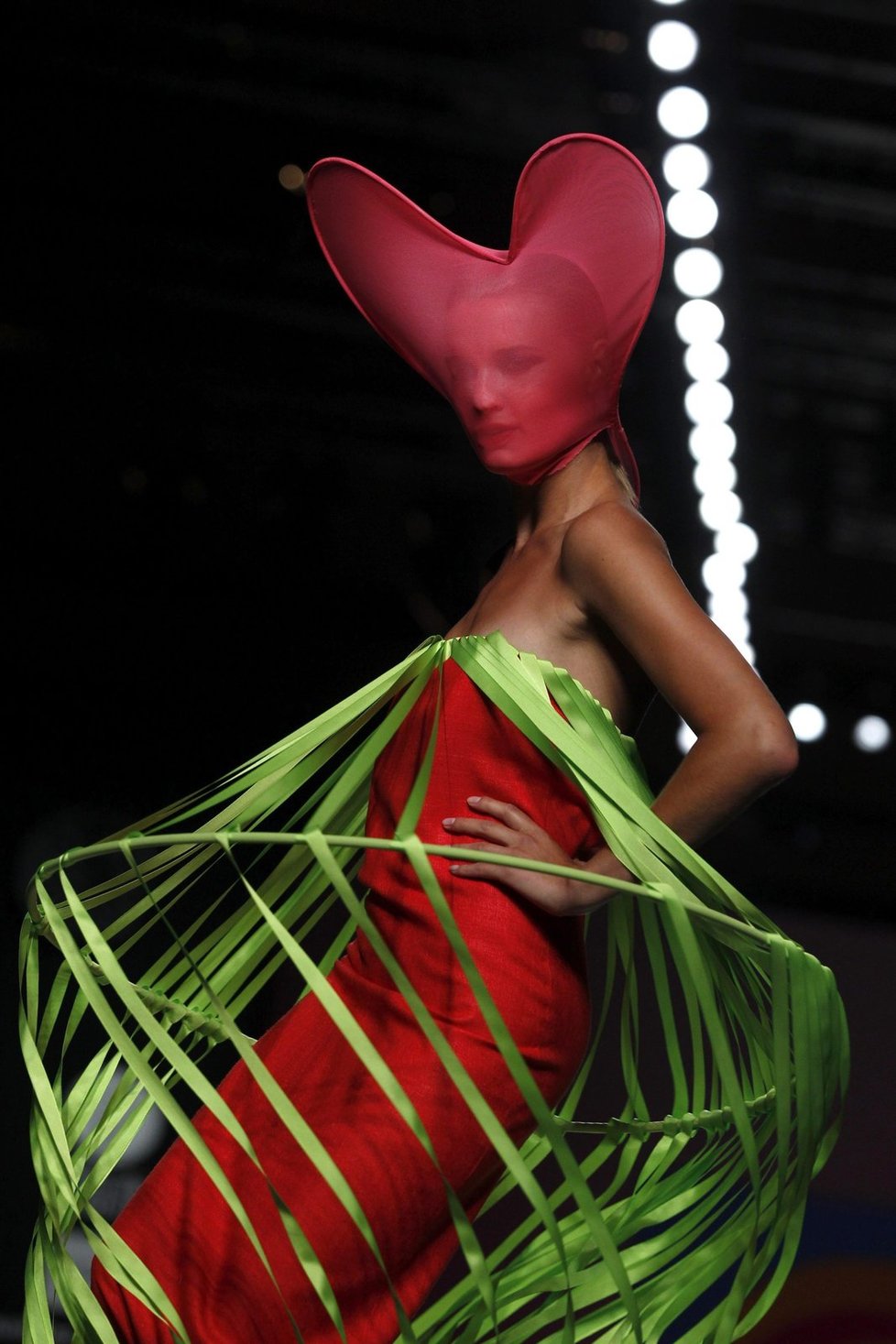 Módní návrhářka Agatha Ruiz De La Prada představila na Mercedes Benz Fashion Weeku v Madridu svou kolekci  na jaro léto 2013 s názvem &#34;AGATHA vs AGATHA&#34;.