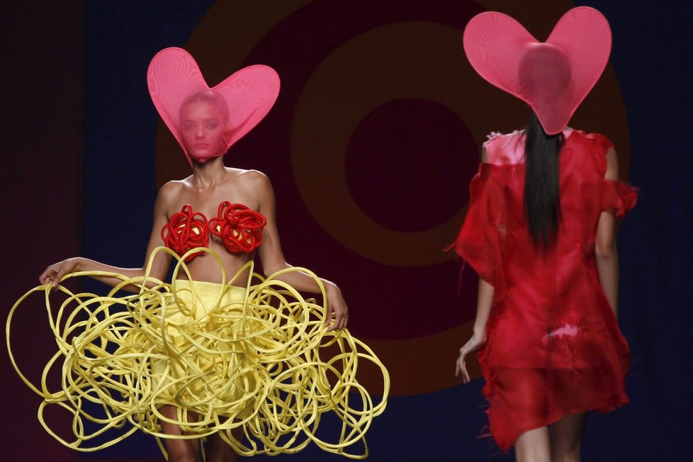 Módní návrhářka Agatha Ruiz De La Prada představila na Mercedes Benz Fashion Weeku v Madridu svou kolekci  na jaro léto 2013 s názvem &#34;AGATHA vs AGATHA&#34;.