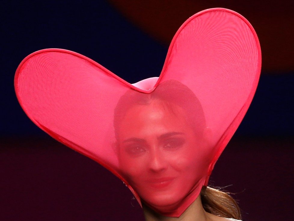 Módní návrhářka Agatha Ruiz De La Prada představila na Mercedes Benz Fashion Weeku v Madridu svou kolekci  na jaro léto 2013 s názvem &#34;AGATHA vs AGATHA&#34;.