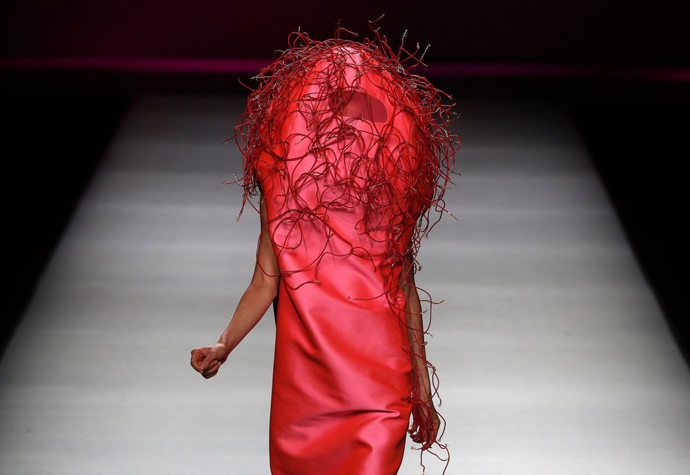 Módní návrhářka Agatha Ruiz De La Prada představila na Mercedes Benz Fashion Weeku v Madridu svou kolekci  na jaro léto 2013 s názvem &#34;AGATHA vs AGATHA&#34;.