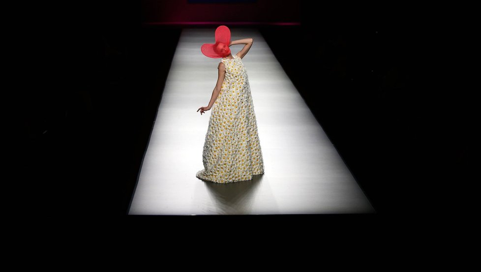 Módní návrhářka Agatha Ruiz De La Prada představila na Mercedes Benz Fashion Weeku v Madridu svou kolekci  na jaro léto 2013 s názvem &#34;AGATHA vs AGATHA&#34;.