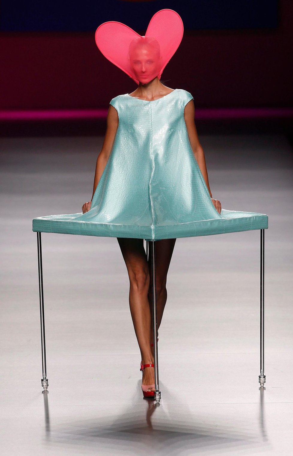 Módní návrhářka Agatha Ruiz De La Prada představila na Mercedes Benz Fashion Weeku v Madridu svou kolekci  na jaro léto 2013 s názvem &#34;AGATHA vs AGATHA&#34;.