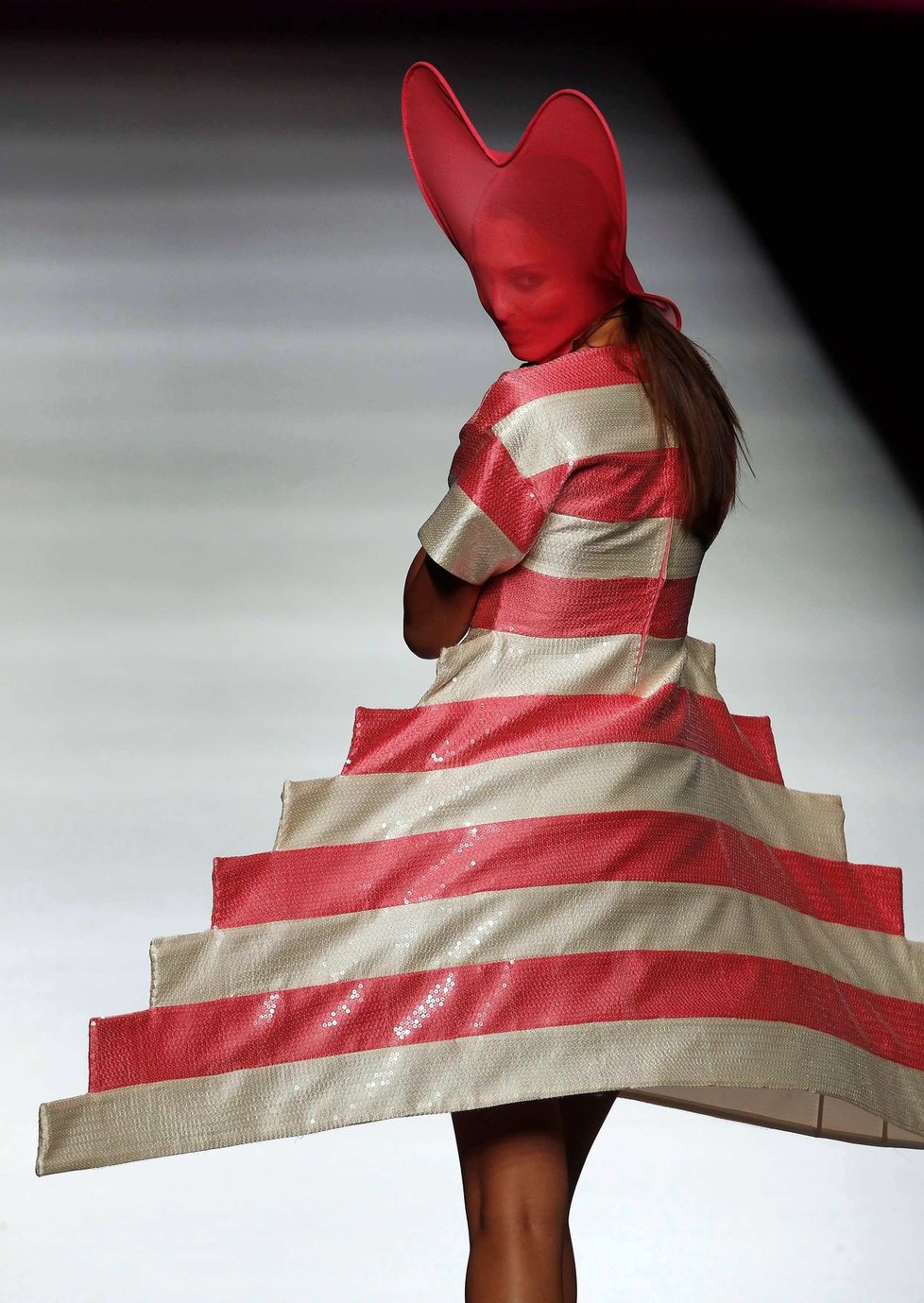 Módní návrhářka Agatha Ruiz De La Prada představila na Mercedes Benz Fashion Weeku v Madridu svou kolekci  na jaro léto 2013 s názvem &#34;AGATHA vs AGATHA&#34;.