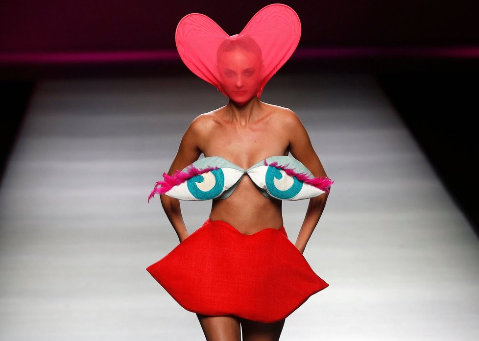 Módní návrhářka Agatha Ruiz De La Prada představila na Mercedes Benz Fashion Weeku v Madridu svou kolekci  na jaro léto 2013 s názvem &#34;AGATHA vs AGATHA&#34;.