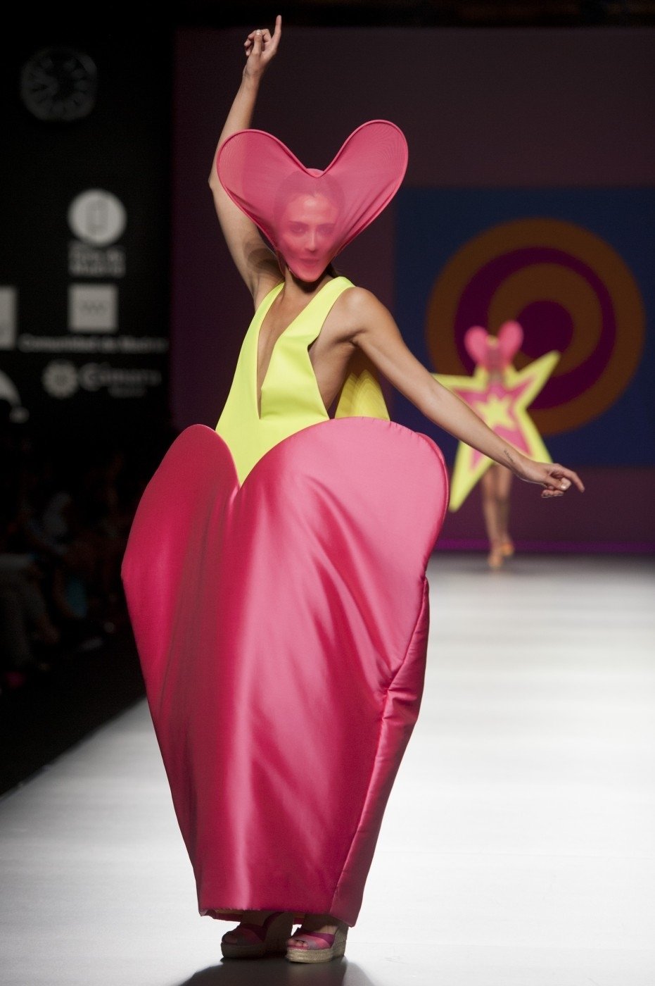 Módní návrhářka Agatha Ruiz De La Prada představila na Mercedes Benz Fashion Weeku v Madridu svou kolekci  na jaro léto 2013 s názvem &#34;AGATHA vs AGATHA&#34;.