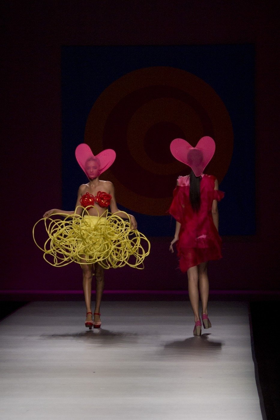 Módní návrhářka Agatha Ruiz De La Prada představila na Mercedes Benz Fashion Weeku v Madridu svou kolekci  na jaro léto 2013 s názvem &#34;AGATHA vs AGATHA&#34;.