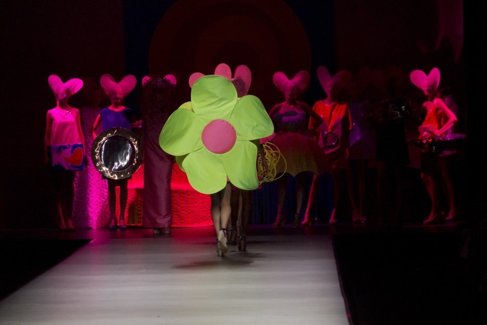 Módní návrhářka Agatha Ruiz De La Prada představila na Mercedes Benz Fashion Weeku v Madridu svou kolekci  na jaro léto 2013 s názvem &#34;AGATHA vs AGATHA&#34;.