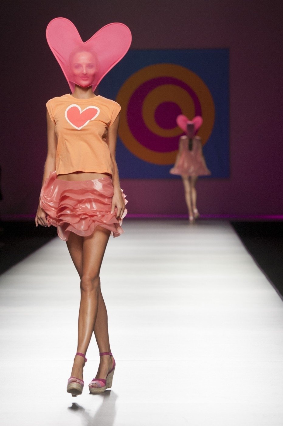 Módní návrhářka Agatha Ruiz De La Prada představila na Mercedes Benz Fashion Weeku v Madridu svou kolekci  na jaro léto 2013 s názvem &#34;AGATHA vs AGATHA&#34;.