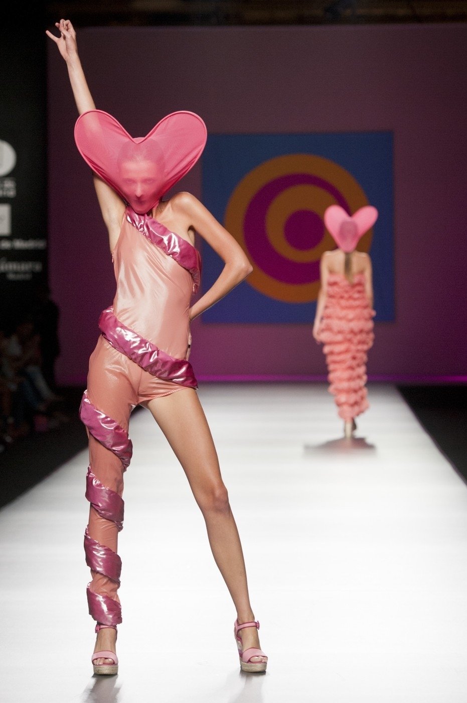 Módní návrhářka Agatha Ruiz De La Prada představila na Mercedes Benz Fashion Weeku v Madridu svou kolekci  na jaro léto 2013 s názvem &#34;AGATHA vs AGATHA&#34;.