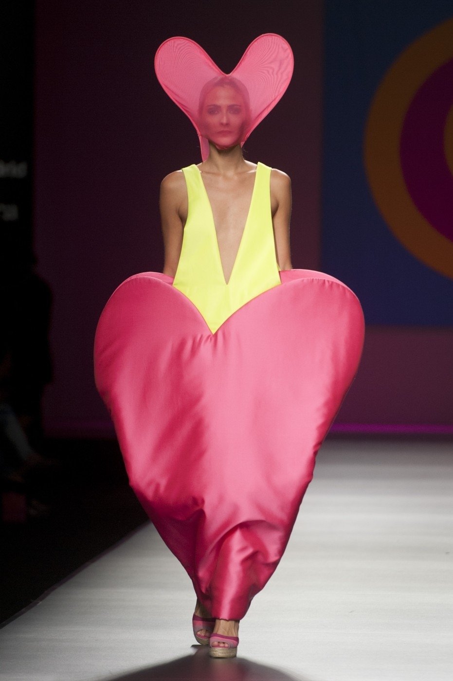 Módní návrhářka Agatha Ruiz De La Prada představila na Mercedes Benz Fashion Weeku v Madridu svou kolekci  na jaro léto 2013 s názvem &#34;AGATHA vs AGATHA&#34;.