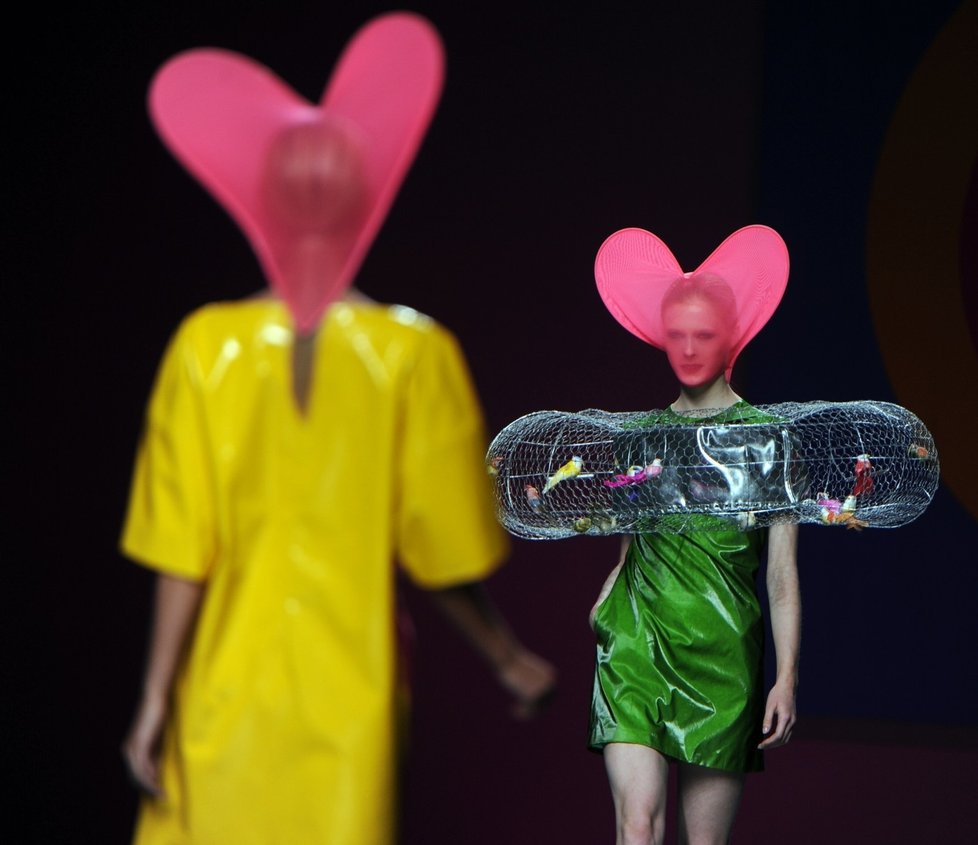 Módní návrhářka Agatha Ruiz De La Prada představila na Mercedes Benz Fashion Weeku v Madridu svou kolekci  na jaro léto 2013 s názvem &#34;AGATHA vs AGATHA&#34;.