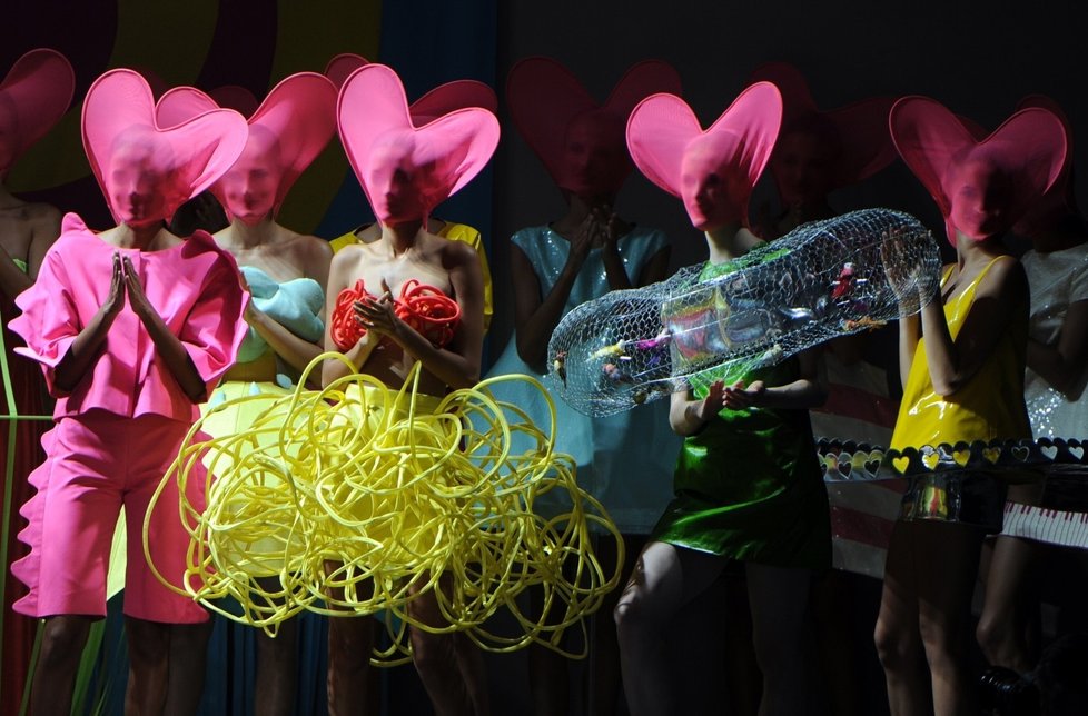 Módní návrhářka Agatha Ruiz De La Prada představila na Mercedes Benz Fashion Weeku v Madridu svou kolekci  na jaro léto 2013 s názvem &#34;AGATHA vs AGATHA&#34;.