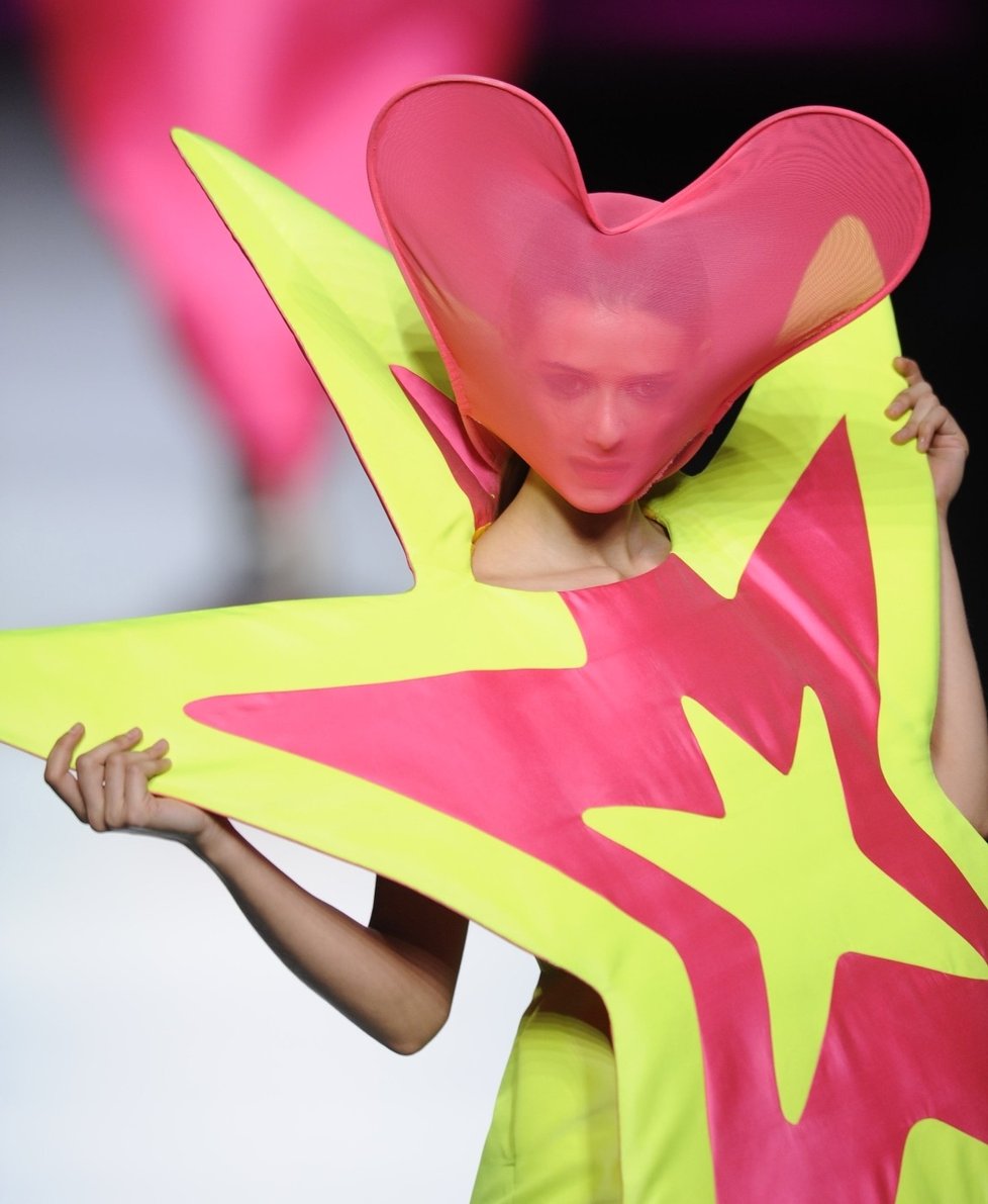 Módní návrhářka Agatha Ruiz De La Prada představila na Mercedes Benz Fashion Weeku v Madridu svou kolekci  na jaro léto 2013 s názvem &#34;AGATHA vs AGATHA&#34;.