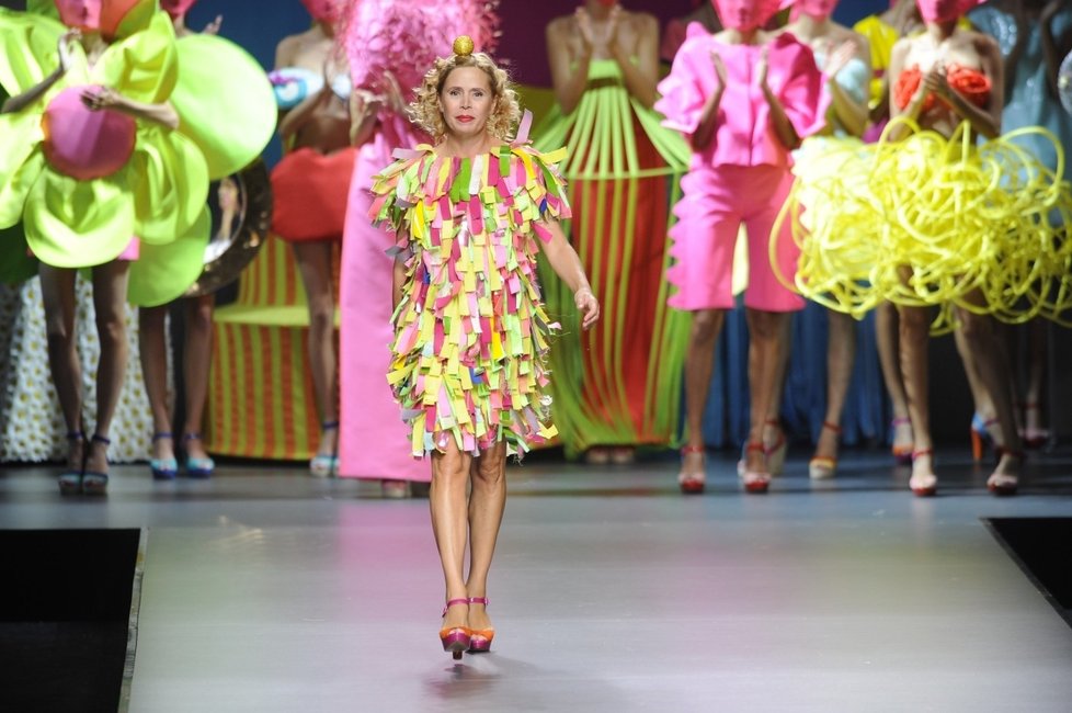 Módní návrhářka Agatha Ruiz De La Prada představila na Mercedes Benz Fashion Weeku v Madridu svou kolekci  na jaro léto 2013 s názvem &#34;AGATHA vs AGATHA&#34;.