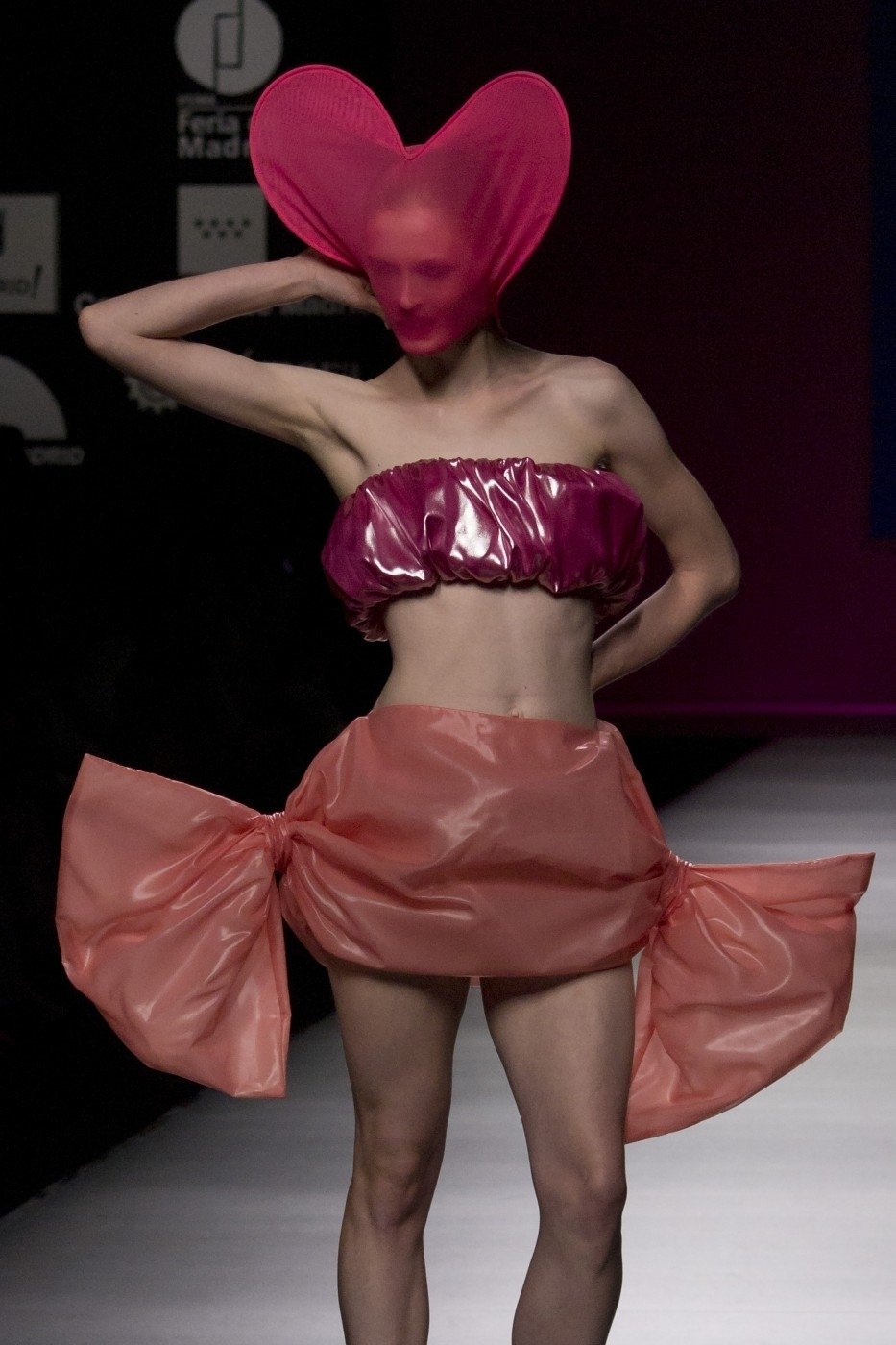 Módní návrhářka Agatha Ruiz De La Prada představila na Mercedes Benz Fashion Weeku v Madridu svou kolekci  na jaro léto 2013 s názvem &#34;AGATHA vs AGATHA&#34;.