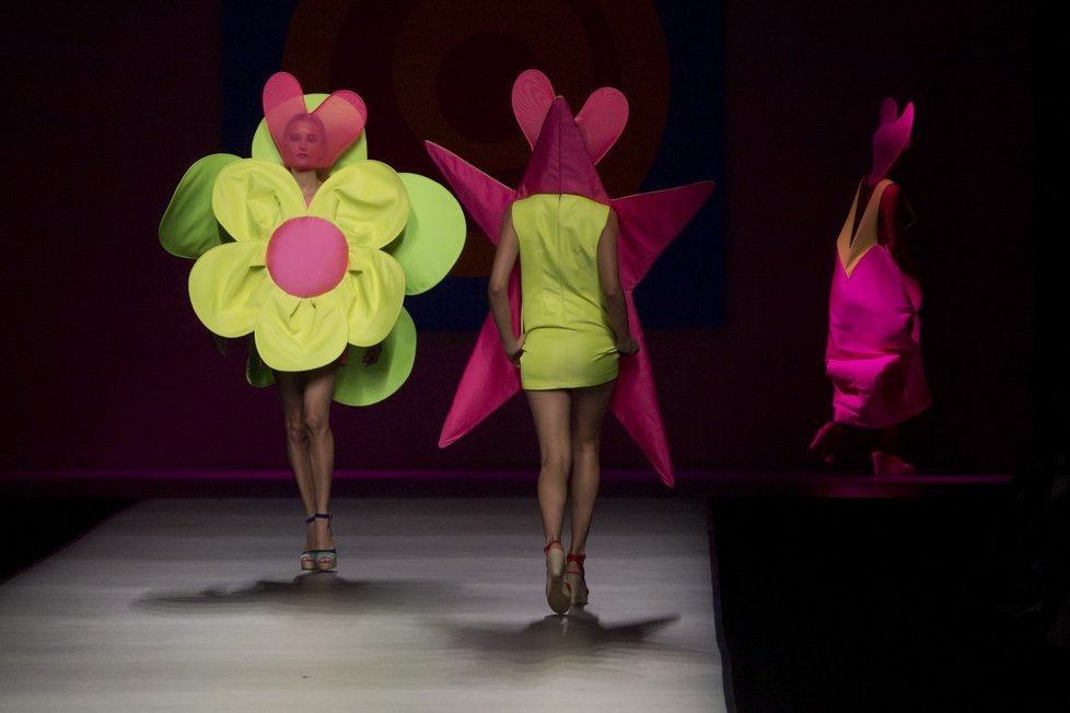 Módní návrhářka Agatha Ruiz De La Prada představila na Mercedes Benz Fashion Weeku v Madridu svou kolekci  na jaro léto 2013 s názvem &#34;AGATHA vs AGATHA&#34;.