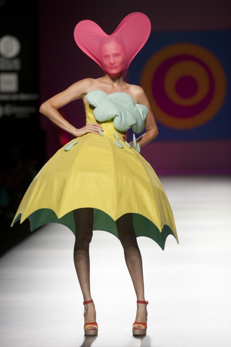 Módní návrhářka Agatha Ruiz De La Prada představila na Mercedes Benz Fashion Weeku v Madridu svou kolekci  na jaro léto 2013 s názvem &#34;AGATHA vs AGATHA&#34;.