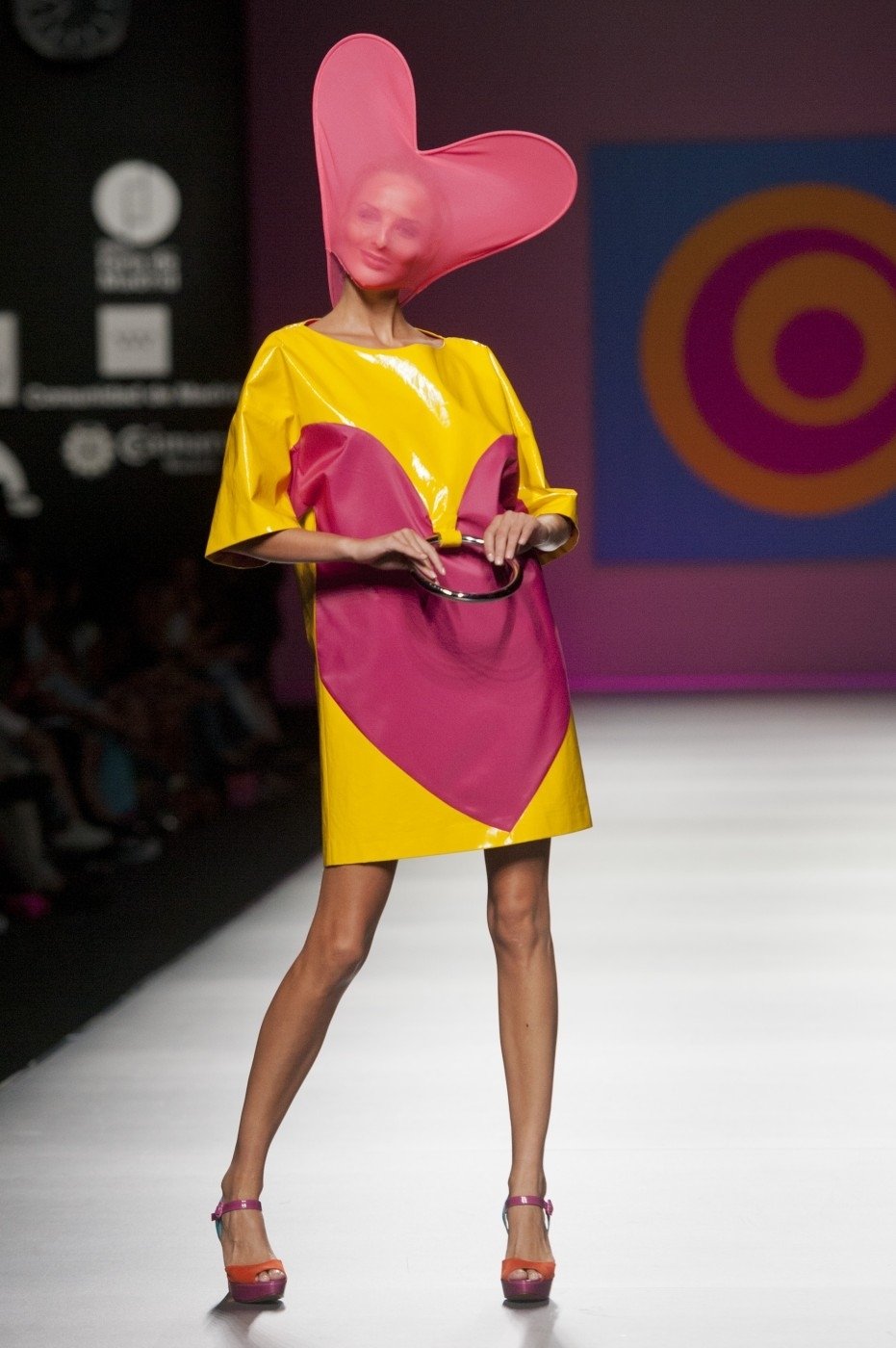 Módní návrhářka Agatha Ruiz De La Prada představila na Mercedes Benz Fashion Weeku v Madridu svou kolekci  na jaro léto 2013 s názvem &#34;AGATHA vs AGATHA&#34;.