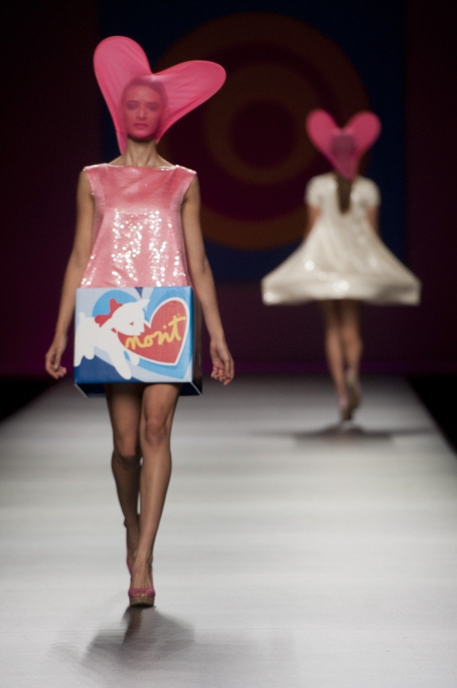 Módní návrhářka Agatha Ruiz De La Prada představila na Mercedes Benz Fashion Weeku v Madridu svou kolekci  na jaro léto 2013 s názvem &#34;AGATHA vs AGATHA&#34;.