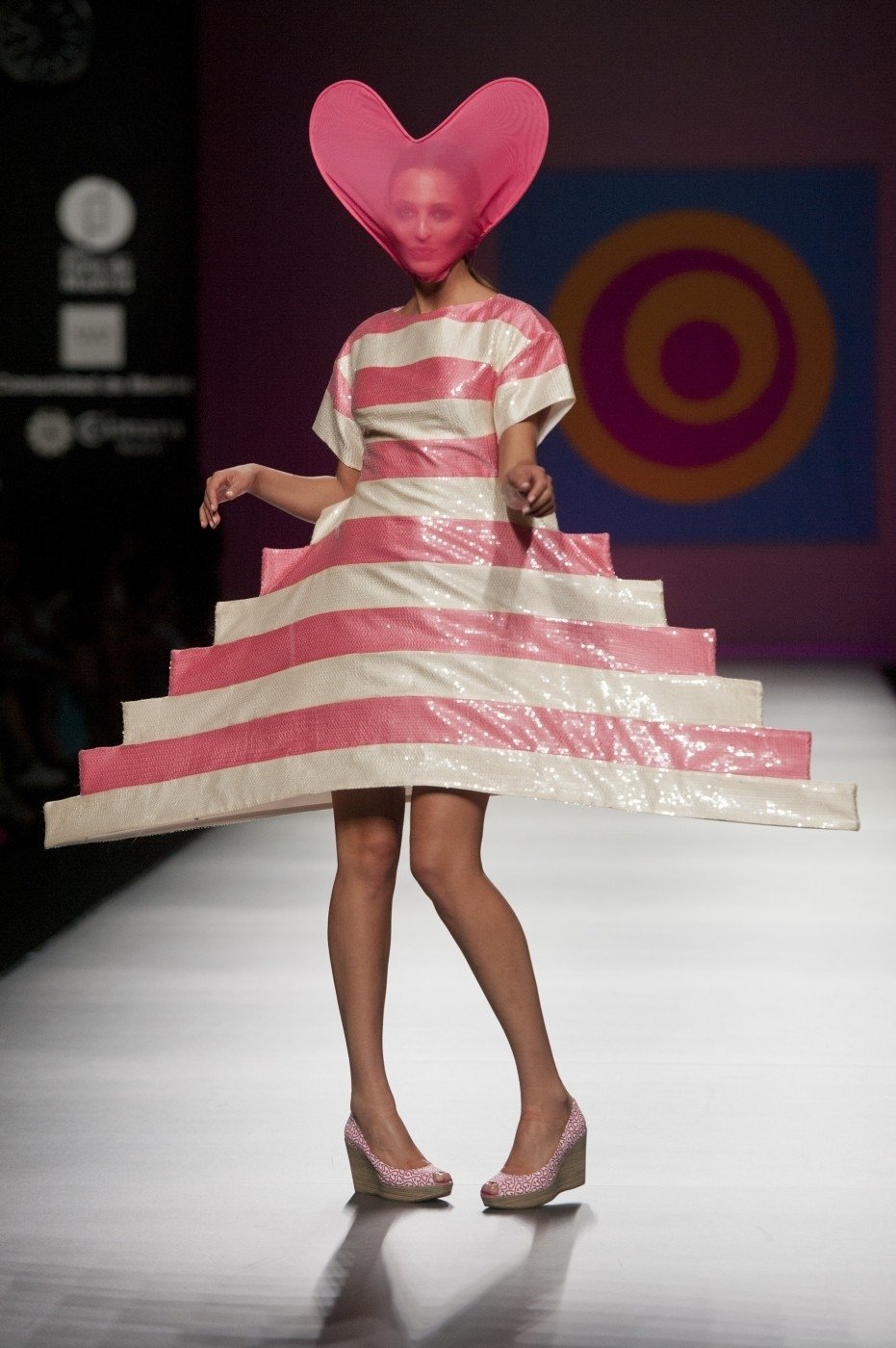 Módní návrhářka Agatha Ruiz De La Prada představila na Mercedes Benz Fashion Weeku v Madridu svou kolekci  na jaro léto 2013 s názvem &#34;AGATHA vs AGATHA&#34;.