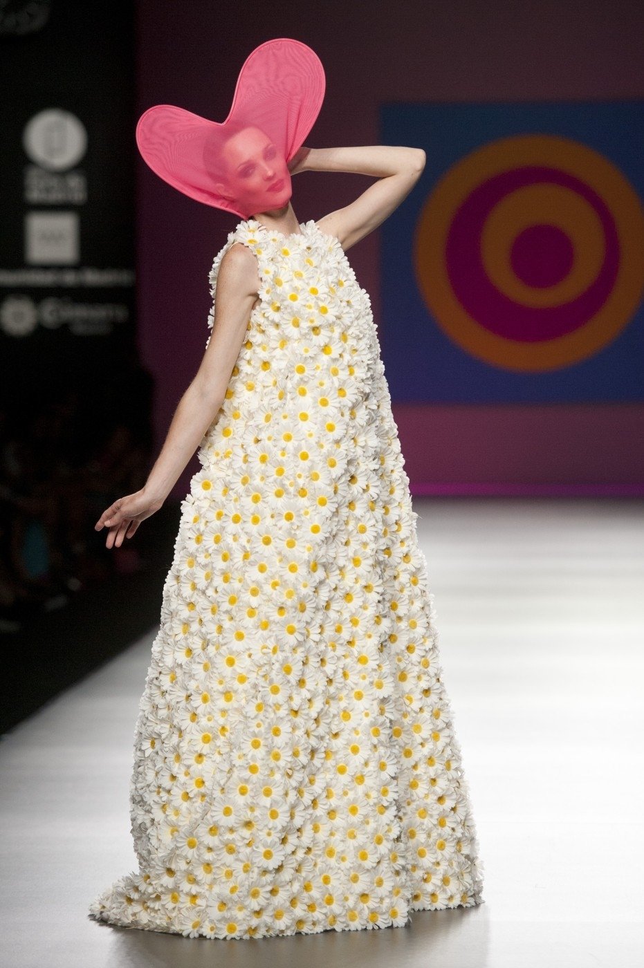 Módní návrhářka Agatha Ruiz De La Prada představila na Mercedes Benz Fashion Weeku v Madridu svou kolekci  na jaro léto 2013 s názvem &#34;AGATHA vs AGATHA&#34;.