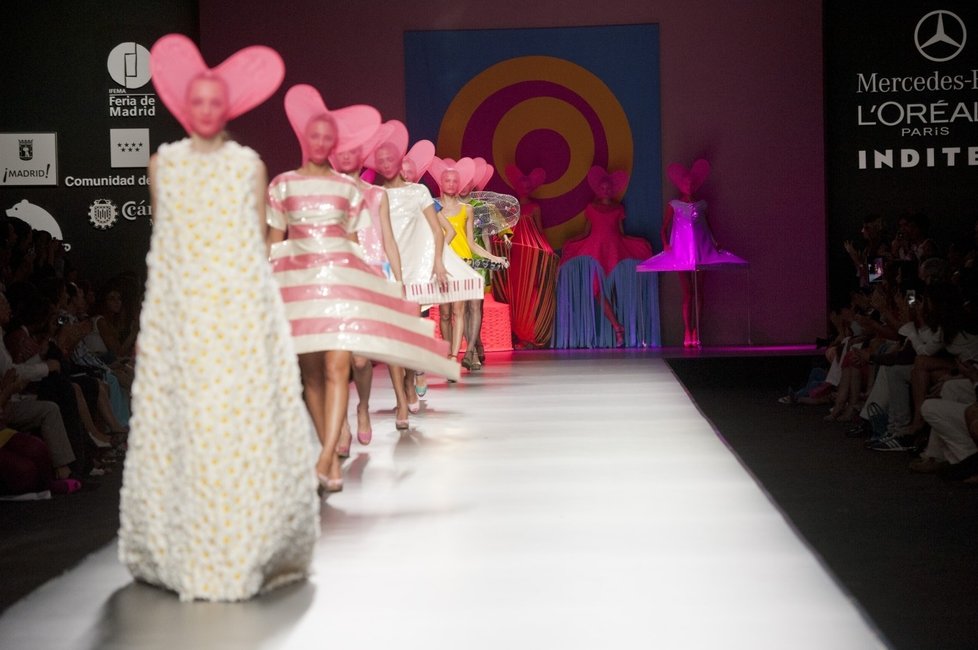 Módní návrhářka Agatha Ruiz De La Prada představila na Mercedes Benz Fashion Weeku v Madridu svou kolekci  na jaro léto 2013 s názvem &#34;AGATHA vs AGATHA&#34;.