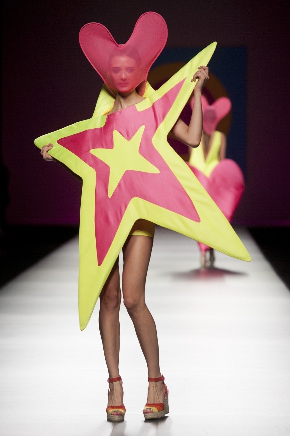 Módní návrhářka Agatha Ruiz De La Prada představila na Mercedes Benz Fashion Weeku v Madridu svou kolekci  na jaro léto 2013 s názvem &#34;AGATHA vs AGATHA&#34;.