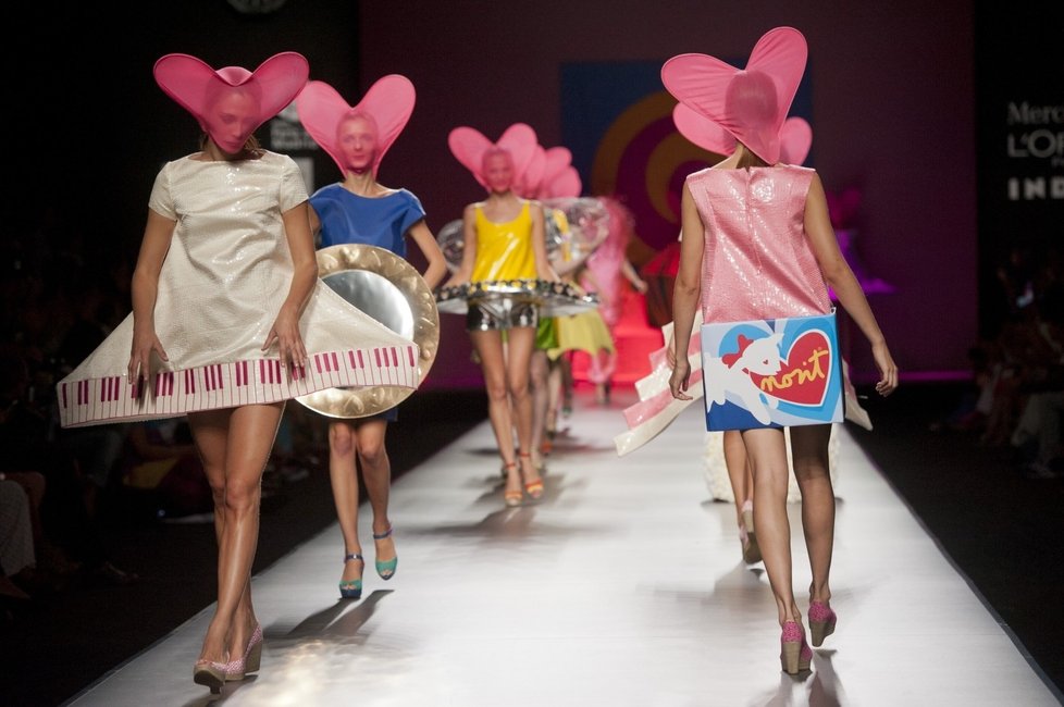 Módní návrhářka Agatha Ruiz De La Prada představila na Mercedes Benz Fashion Weeku v Madridu svou kolekci  na jaro léto 2013 s názvem &#34;AGATHA vs AGATHA&#34;.