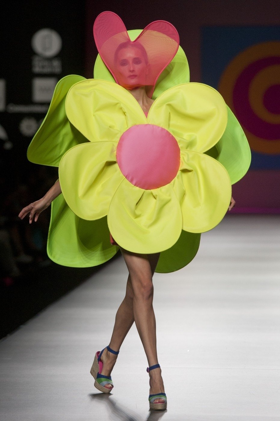 Módní návrhářka Agatha Ruiz De La Prada představila na Mercedes Benz Fashion Weeku v Madridu svou kolekci  na jaro léto 2013 s názvem &#34;AGATHA vs AGATHA&#34;.