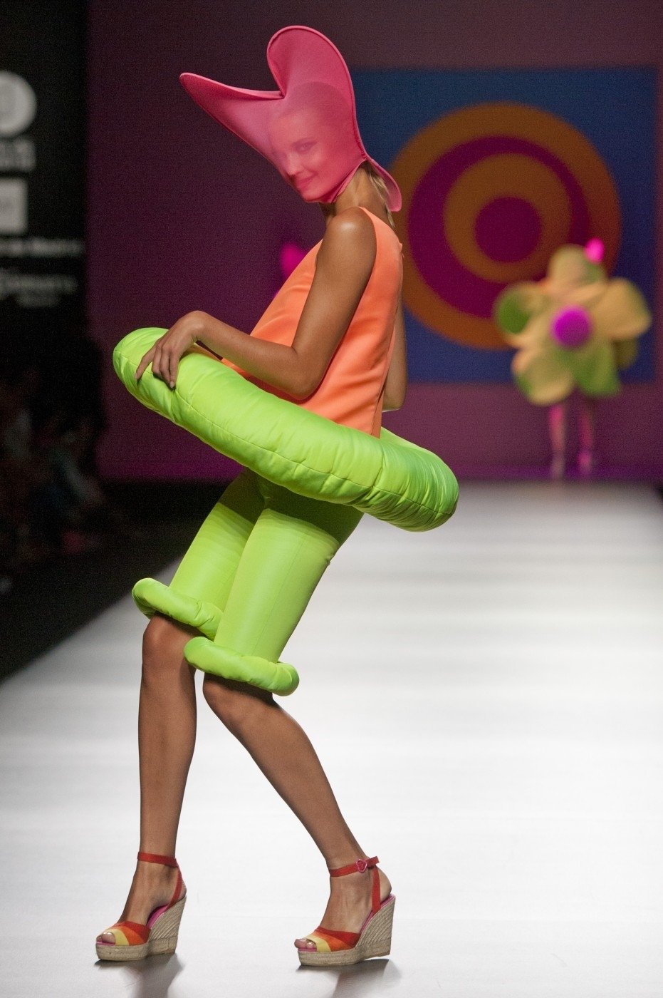 Módní návrhářka Agatha Ruiz De La Prada představila na Mercedes Benz Fashion Weeku v Madridu svou kolekci  na jaro léto 2013 s názvem &#34;AGATHA vs AGATHA&#34;.