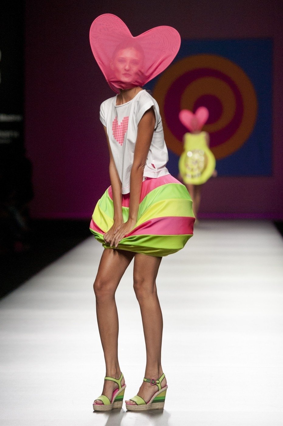 Módní návrhářka Agatha Ruiz De La Prada představila na Mercedes Benz Fashion Weeku v Madridu svou kolekci  na jaro léto 2013 s názvem &#34;AGATHA vs AGATHA&#34;.