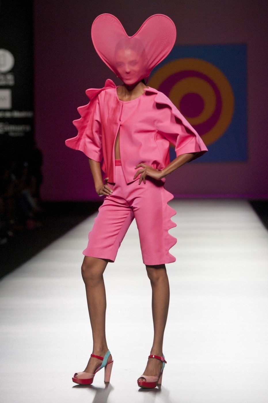 Módní návrhářka Agatha Ruiz De La Prada představila na Mercedes Benz Fashion Weeku v Madridu svou kolekci  na jaro léto 2013 s názvem &#34;AGATHA vs AGATHA&#34;.