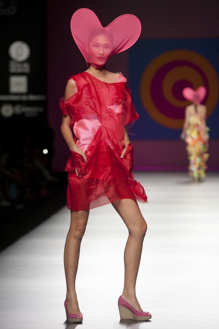 Módní návrhářka Agatha Ruiz De La Prada představila na Mercedes Benz Fashion Weeku v Madridu svou kolekci  na jaro léto 2013 s názvem &#34;AGATHA vs AGATHA&#34;.