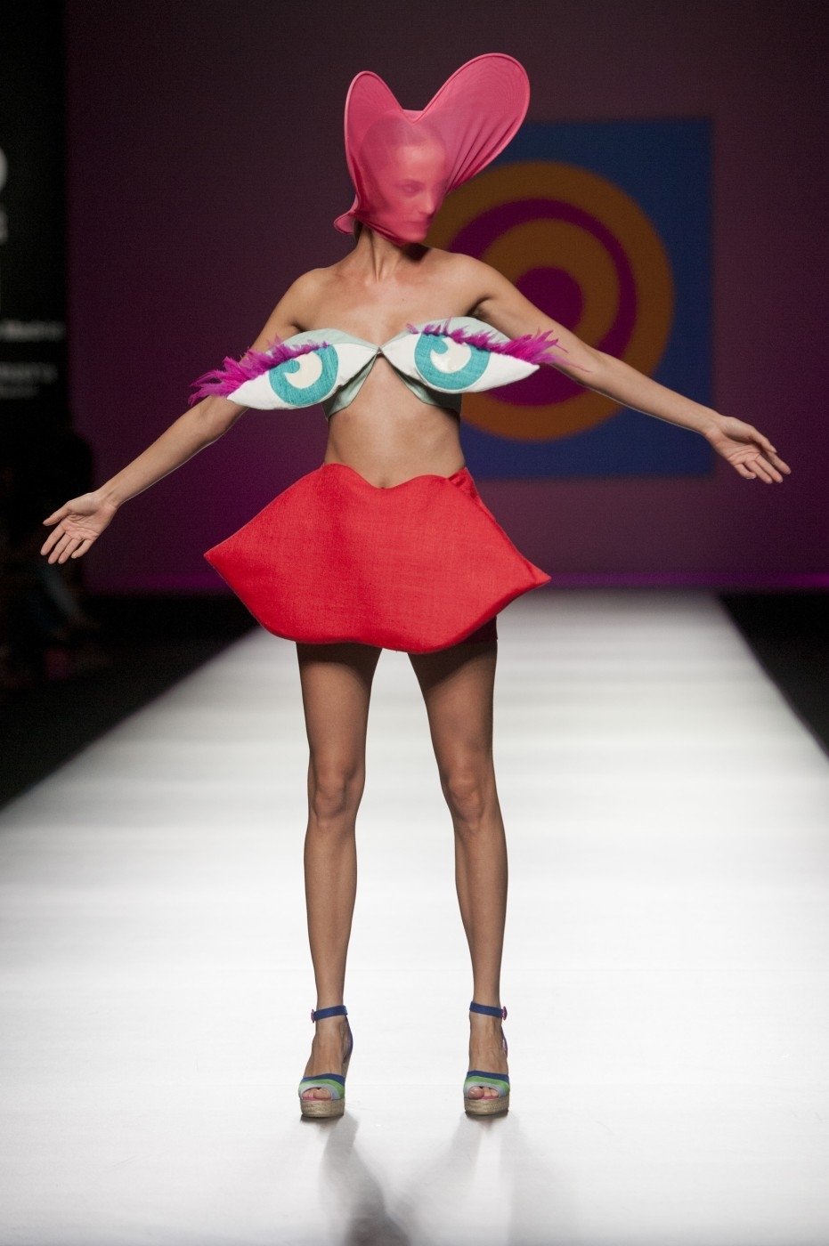 Módní návrhářka Agatha Ruiz De La Prada představila na Mercedes Benz Fashion Weeku v Madridu svou kolekci  na jaro léto 2013 s názvem &#34;AGATHA vs AGATHA&#34;.