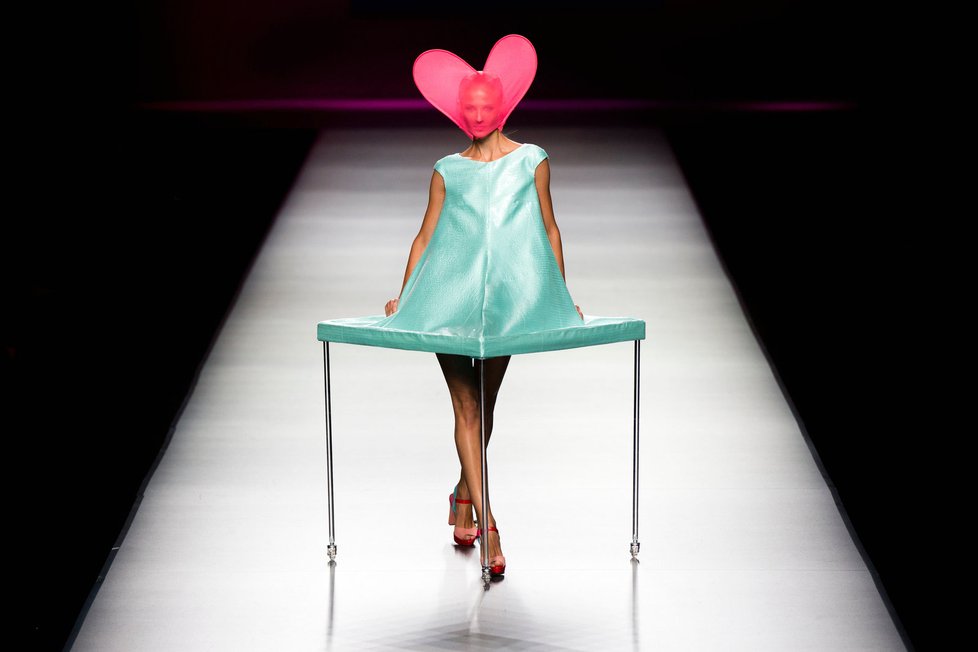 Módní návrhářka Agatha Ruiz De La Prada představila na Mercedes Benz Fashion Weeku v Madridu svou kolekci  na jaro léto 2013 s názvem &#34;AGATHA vs AGATHA&#34;.