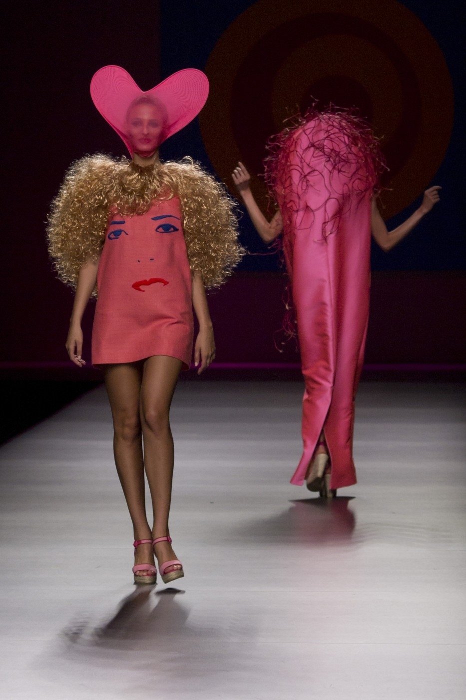 Módní návrhářka Agatha Ruiz De La Prada představila na Mercedes Benz Fashion Weeku v Madridu svou kolekci  na jaro léto 2013 s názvem &#34;AGATHA vs AGATHA&#34;.